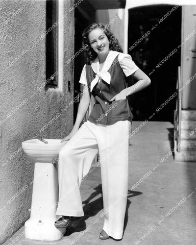 crp-14468 1942 just lovely Evelyn Keyes at the water fountain crp-14468