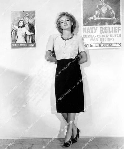 crp-14506 1943 lovely Evelyn Keyes does scrap paper/magazine WWII drive crp-14506
