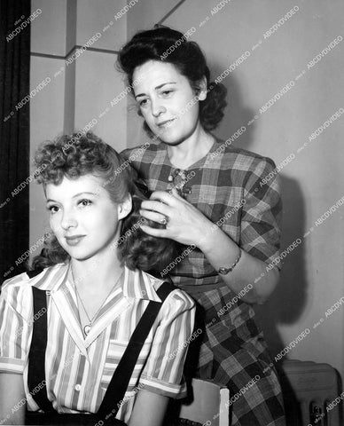 crp-14509 1940's Evelyn Keyes gets her hair done crp-14509