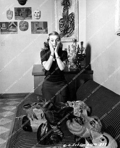 crp-14516 1948 lovely Evelyn Keyes prepares w her Mexican mask collection at home crp-14516