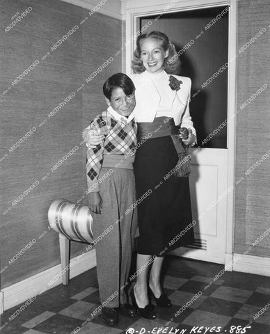 crp-14532 1948 Evelyn Keyes & Husband John Huston adopt Mexican orphan boy Pablo Albarran crp-14532