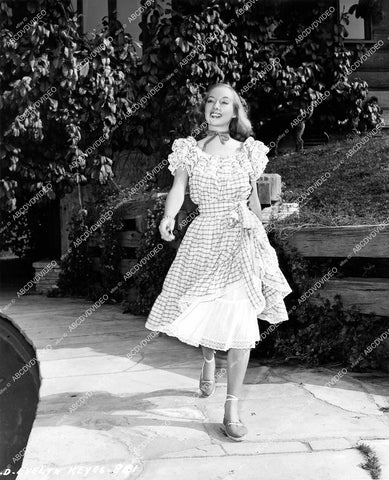 crp-14540 1947 Evelyn Keyes in backyard at home crp-14540