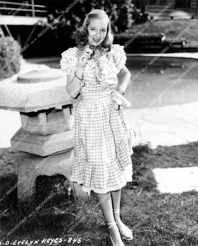 crp-14548 1947 beautiful Evelyn Keyes in backyard at home crp-14548