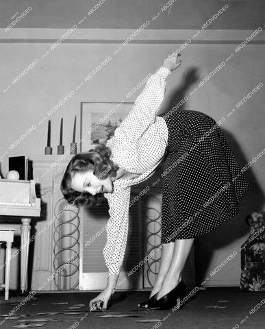 crp-14556 1944 Evelyn Keyes does stretching exercise at home crp-14556