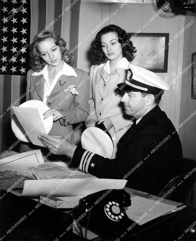 crp-14587 1943 Evelyn Keyes & Alma Carroll help w WWII navy recruitment drive Lt Cmndr George T Howe crp-14587