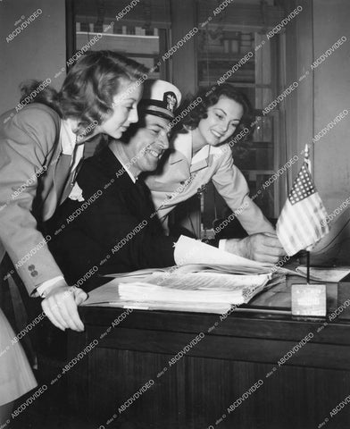 crp-14589 1943 Evelyn Keyes & Alma Carroll help w WWII navy recruitment drive Lt Cmndr George T Howe crp-14589