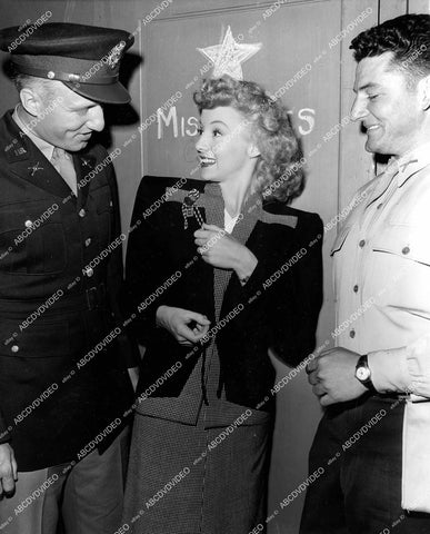 crp-14590 1943 Evelyn Keyes civilian ok-ed service decoration by brother Sam Keyes & Lt James Alsop crp-14590