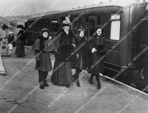 crp-01503 1970 Gary Warren, Dinah Sheridan, Sally Thomset, Jenny Agutter film The Railway Children crp-01503