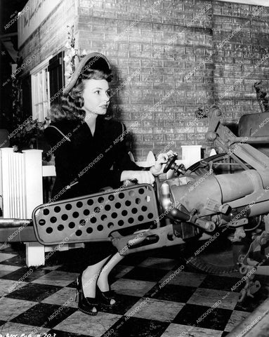 crp-15102 1944 Janet Blair mans WWII anti aircraft gun at LA department store crp-15102