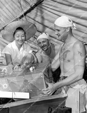 crp-15175 1939 tattooed sailors help lady w Christmas packages crp-15175