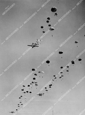 crp-00151 1949 news photo paratroopers bail out over Ft Benning Ga cool military training crp-00151