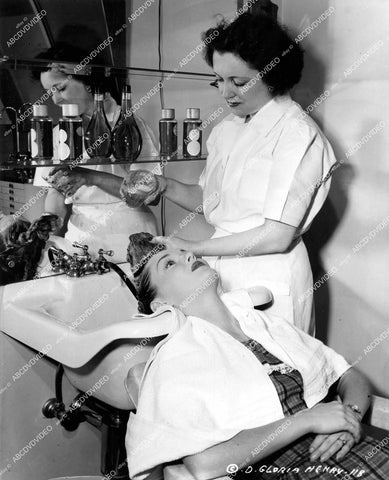 crp-15224 1949 Gloria Henry w Columbia Pics hair stylist Helen Hunt gets works film Rusty Saves a Life crp-15224