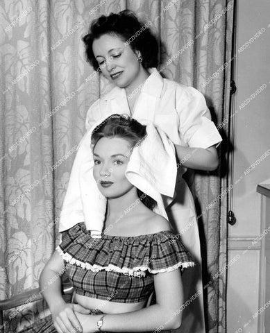 crp-15225 1949 Gloria Henry w Columbia Pics hair stylist Helen Hunt gets works film Rusty Saves a Life crp-15225