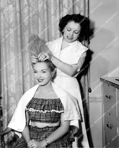 crp-15230 1949 Gloria Henry w Columbia Pics hair stylist Helen Hunt gets works film Rusty Saves a Life crp-15230