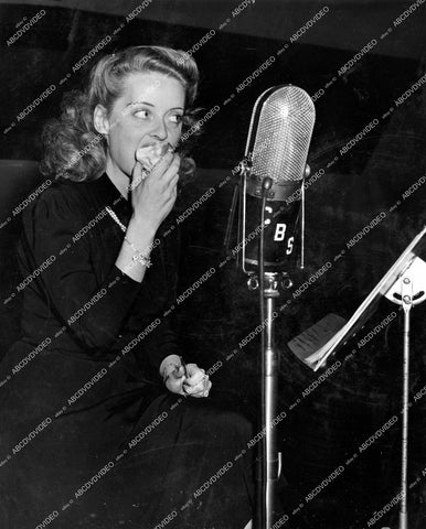 crp-15448 1944 Bette Davis crunching an apple for AFRS Armed Forces Radio Service crp-15448