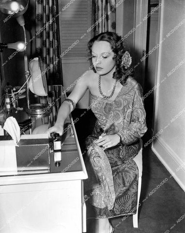 crp-15594 1940 candid Betty Field in her dressing room film Victory crp-15594