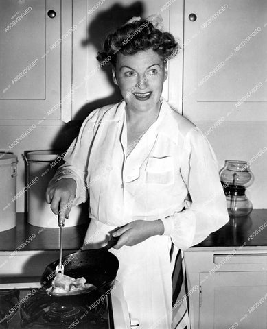 crp-15599 1942 candid Gracie Fields cooking up some bacon in the kitchen crp-15599