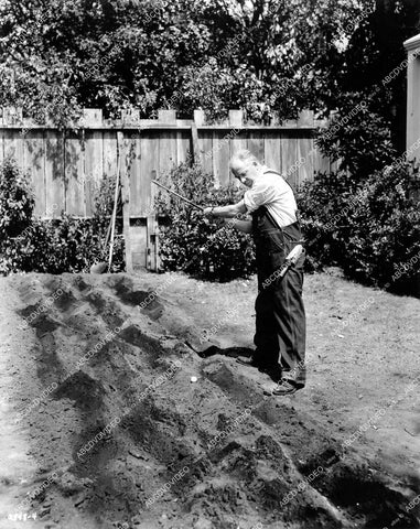 crp-15953 1943 Pat O'Malley uses golf clubs once before scrap heap short subject film Scrap Happy crp-15953