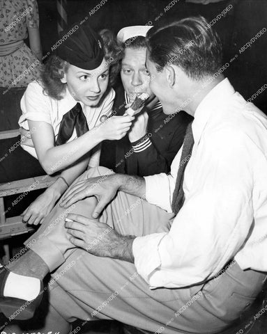 crp-16508 1946 Janet Blair, Fred Karger, Alfred Drake share ice cream eskimo sandwich on set film Tars and Spars crp-16508
