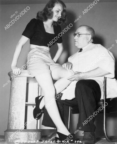 crp-16509 1942 Janet Blair w Floyd Brown MD plastic surgeon demos new dimple in knee operation crp-16509