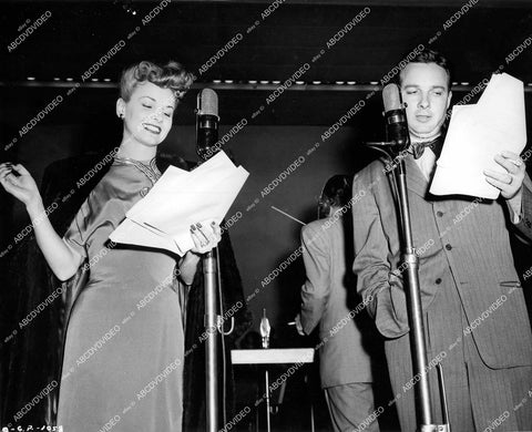 crp-16526 1946 Janet Blair & Bob Crosby rehearse singing for radio show crp-16526