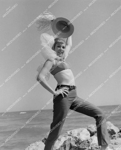 crp-01667 1963 sexy Liliane Brousse striking a pose at the beach Hammer film Maniac crp-01667