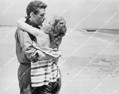 crp-01683 1963 Kerwin Mathews, Nadia Gray at the beach Hammer film Maniac crp-01683