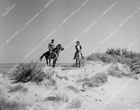 crp-01685 1963 Kerwin Mathews, Nadia Gray horsback ride at the beach Hammer film Maniac crp-01685