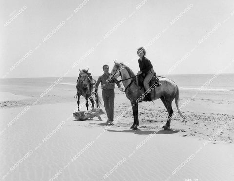crp-01690 1963 Kerwin Mathews, Nadia Gray horsback ride at the beach Hammer film Maniac crp-01690