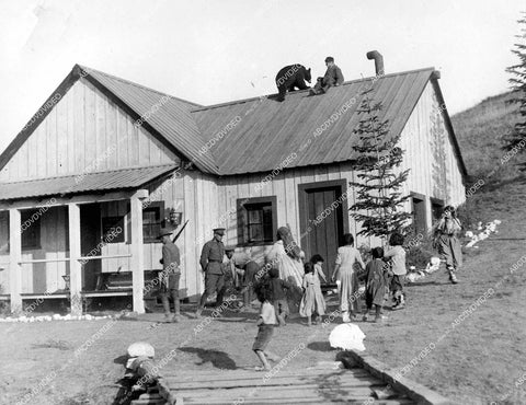 crp-17088 1926 kids and a bear on the roof MGM silent film The Barrier crp-17088