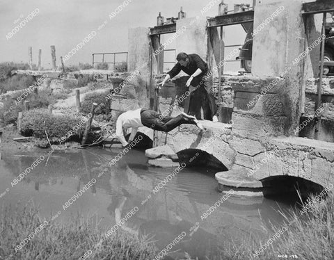 crp-01712 1963 Kerwin Mathews dumps a body in the river Hammer film Maniac crp-01712
