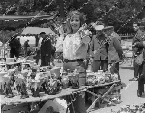 crp-01755 1963 candid Liliane Brousse does some shopping on location Hammer film Maniac crp-01755