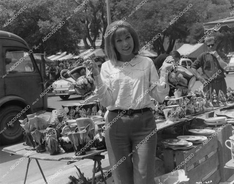 crp-01756 1963 candid Liliane Brousse does some shopping on location Hammer film Maniac crp-01756