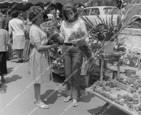 crp-01762 1963 candid Liliane Brousse buys some flowers on location Hammer film Maniac crp-01762