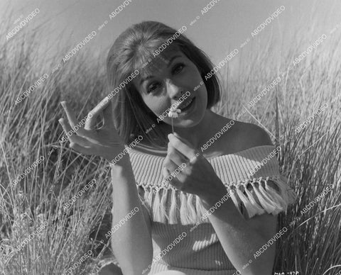 crp-01798 1963 beautiful Liliane Brousse out among the flowers Hammer film Maniac crp-01798