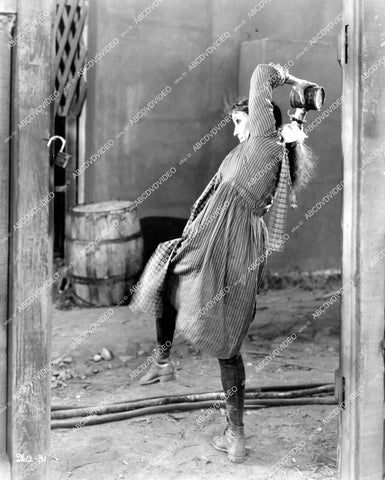 crp-18004 1926 Bessie Love winding up w canned goods silent film Lovey Mary crp-18004
