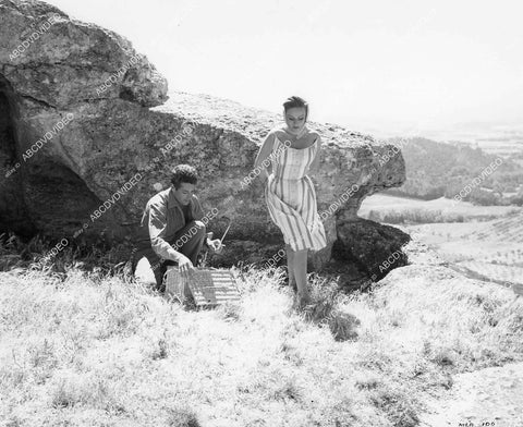 crp-01800 1963 Kerwin Mathews, Nadia Gray go for picnic Hammer film Maniac crp-01800