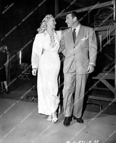 crp-18074 1947 Adele Jergens, George Brent on set film The Corpse Came C.O.D. crp-18074