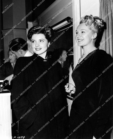 crp-18113 1945 beauties Patricia White & Adele Jergens at Helen Hunt Hair-Style contest crp-18113