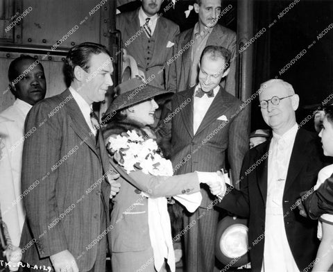 crp-18126 1940 candid William Gargan & Carole Lombard arrive by train to promo film They Knew What They Wanted crp-18126