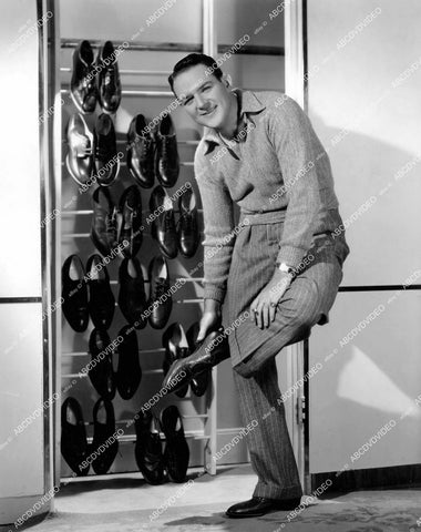 crp-18128 1937 William Gargan is a man of many shoes gets new wing tips film Behind the Mike crp-18128