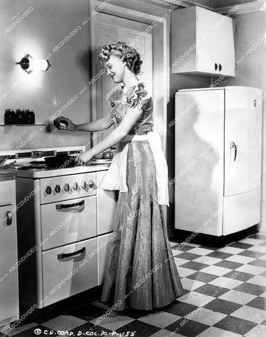 crp-18380 1939 Penny Singleton manning the stove film Blondie Meets the Boss crp-18380