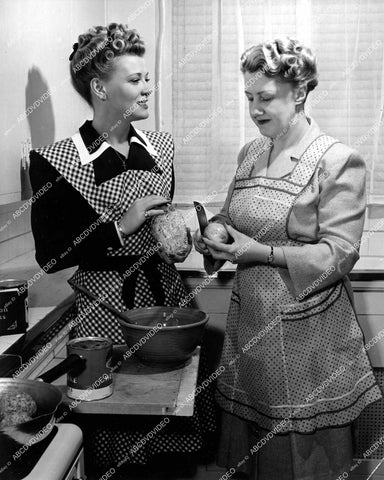 crp-18382 circa 1942 Penny Singleton & Prudence Penny home ec expert making food latest Blondie film crp-18382