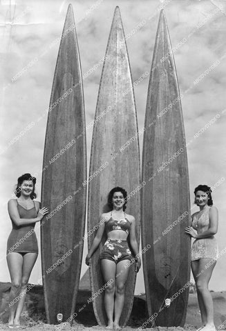 crp-00183 1941 news photo vintage surfing three beach baes w their giant surfboards crp-00183