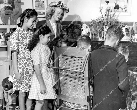 crp-18423 1941 Penny Singleton pays Easter Basket visit to Children's Hospital Hollywood crp-18423