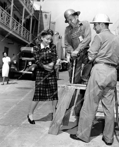 crp-18492 1942 Janet Blair goes Rosie the Riveter for WWII war effort w A.L. Houser & Al Davis crp-18492