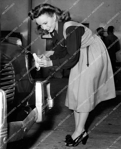 crp-18517 1943 Janet Blair applies blackout paint to automobile headlights crp-18517