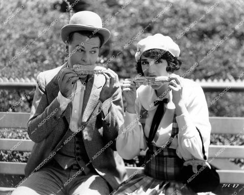 crp-18594 1928 Neil Hamilton, Bebe Daniels eat corn on the cob silent film Take Me Home crp-18594