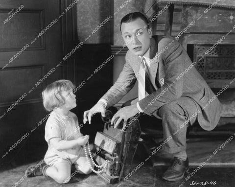 crp-18776 1928 Robert Armstrong w the baby and missing pearls silent film Square Crooks crp-18776
