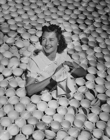 crp-00189 1940 news photo Enid Holmes looks too happy to be cleaning all of those coffee cups crp-00189